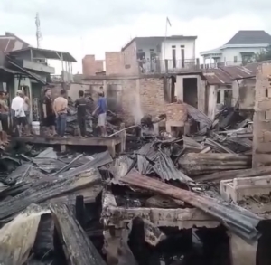 Kebakaran Hebat di Jalan Lettu Karim Kadir, Puluhan Rumah Hangus Dilalap Api