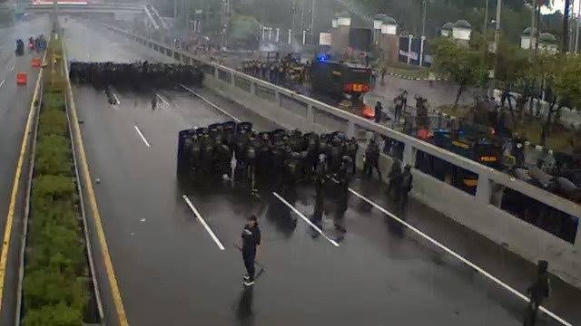 Aksi unjuk rasa di depan Gedung Dewan Perwakilan Rakyat (DPR) RI di Jakarta Pusat berlanjut
