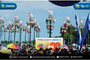 Pesta Kemerdekaan Spektakuler: Panjat Pinang Terbesar di Jakabaring