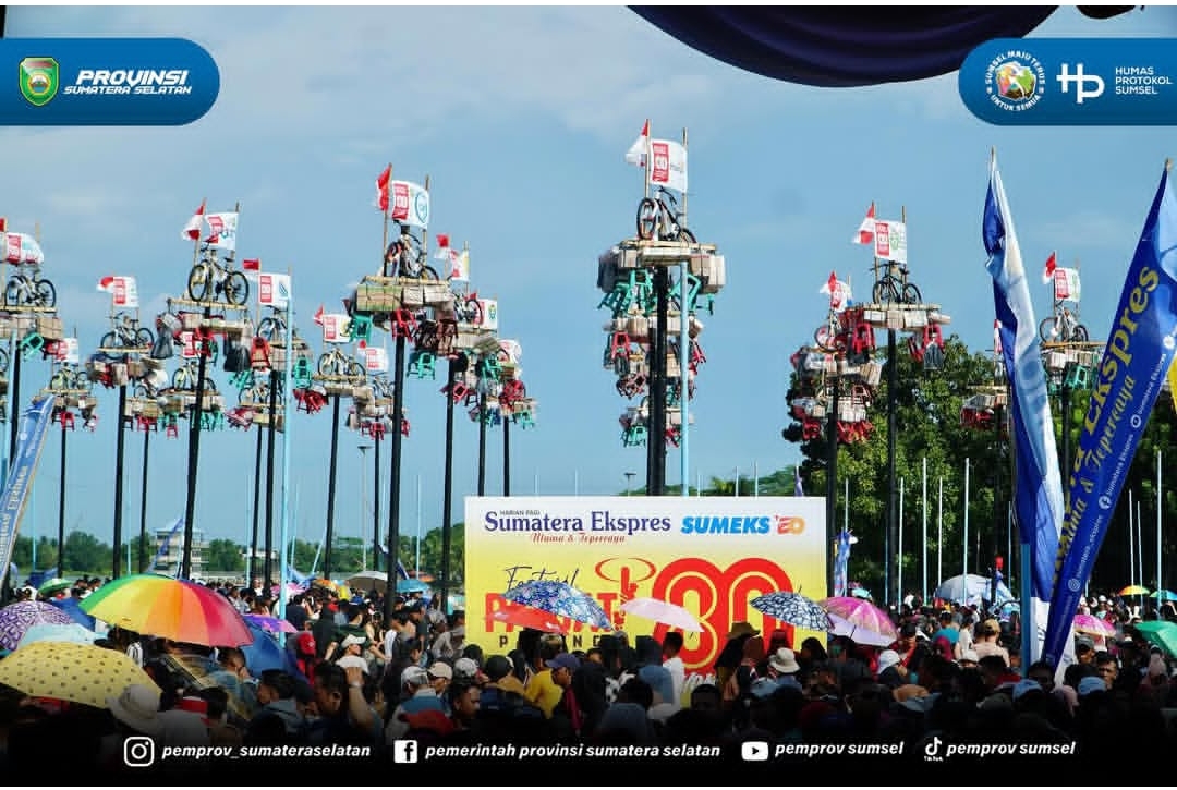 Pesta Kemerdekaan Spektakuler: Panjat Pinang Terbesar di Jakabaring
