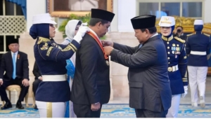 Presiden Beri Penghargaan Bintang Mahaputera kepada Menteri dan Wakil Mensesneg