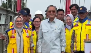 Menteri Dody Resmikan Jembatan Gantung Babakan Losari Lor, Pangkas Jarak Tempuh Hingga 15 Km