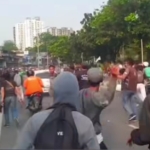 Panik Dikejar Massa, Pengemudi Mobil Tabrak Pengendara Motor di Pejompongan