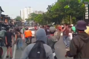 Panik Dikejar Massa, Pengemudi Mobil Tabrak Pengendara Motor di Pejompongan