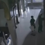 Terekam CCTV, Pria Bersama Anak Kecil Curi Kotak Amal Masjid di Palembang