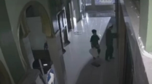 Terekam CCTV, Pria Bersama Anak Kecil Curi Kotak Amal Masjid di Palembang