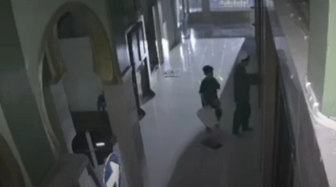 Terekam CCTV, Pria Bersama Anak Kecil Curi Kotak Amal Masjid di Palembang