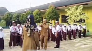 Oknum Guru di Lampung yang Viral Hendak Cekik Muridnya, Pernah Pakai Celana Pendek ke Sekolah
