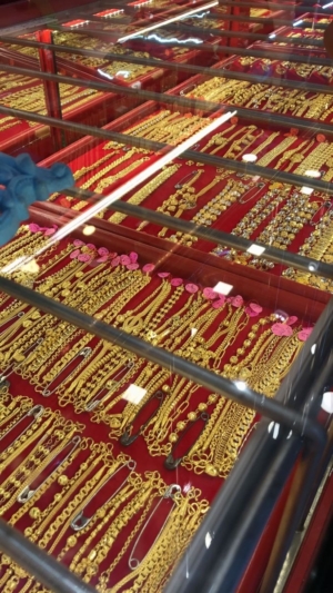 Harga Emas di Palembang Terus Melejit, Penjualan Tetap Ramai