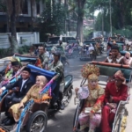 Diarak Pakai Odong-odong, 44 Pasangan di Palembang Ikut Nikah Massal