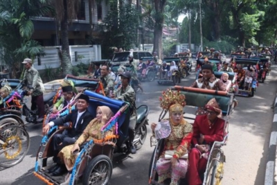 Diarak Pakai Odong-odong, 44 Pasangan di Palembang Ikut Nikah Massal