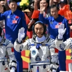 Tabrakan Puing Antariksa! 3 Taikonaut China Terjebak di Orbit