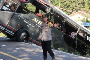 Kapolres Lahat Turun Langsung Pimpin Evakuasi Bus Al-Hijrah, Arus Lalu Lintas Cepat Terkendali