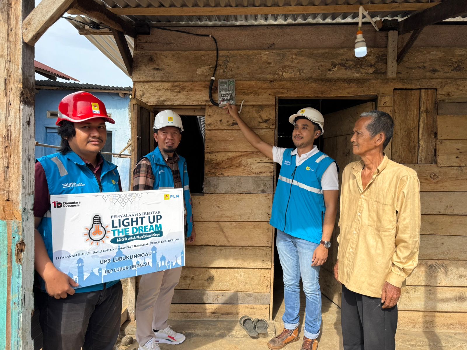 Berkah Ramadan, PLN UP3 Lubuklinggau Nyalakan Listrik Gratis untuk Warga Prasejahtera di Karya Bakti