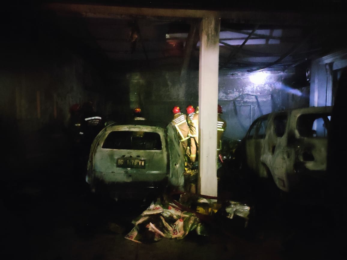 Diduga Korsleting Tiang Listrik, Kebakaran Hanguskan Garasi Klinik dan Lima Kendaraan di Palembang