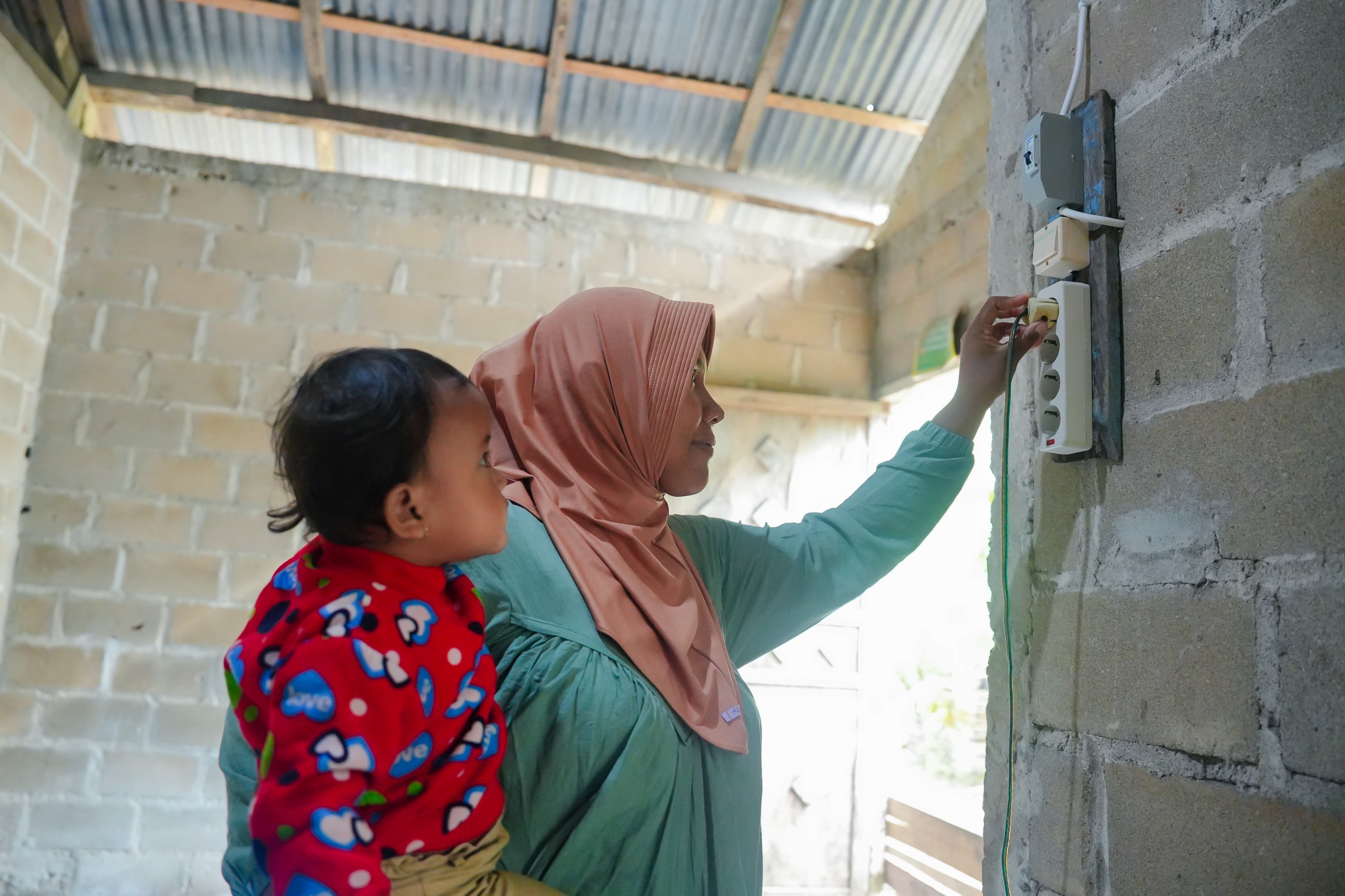 PLN UID S2JB Kembali Nyalakan 136 Sambungan Listrik Gratis Melalui Program Light Up The Dream