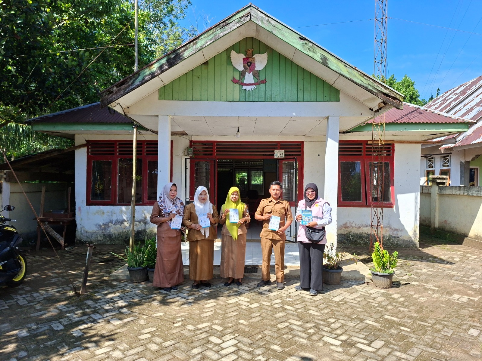 Hari Kartini, Srikandi PLN UP3 Bengkulu Turun Langsung ke Lapangan Jaga Listrik Andal dan Edukasi Keselamatan