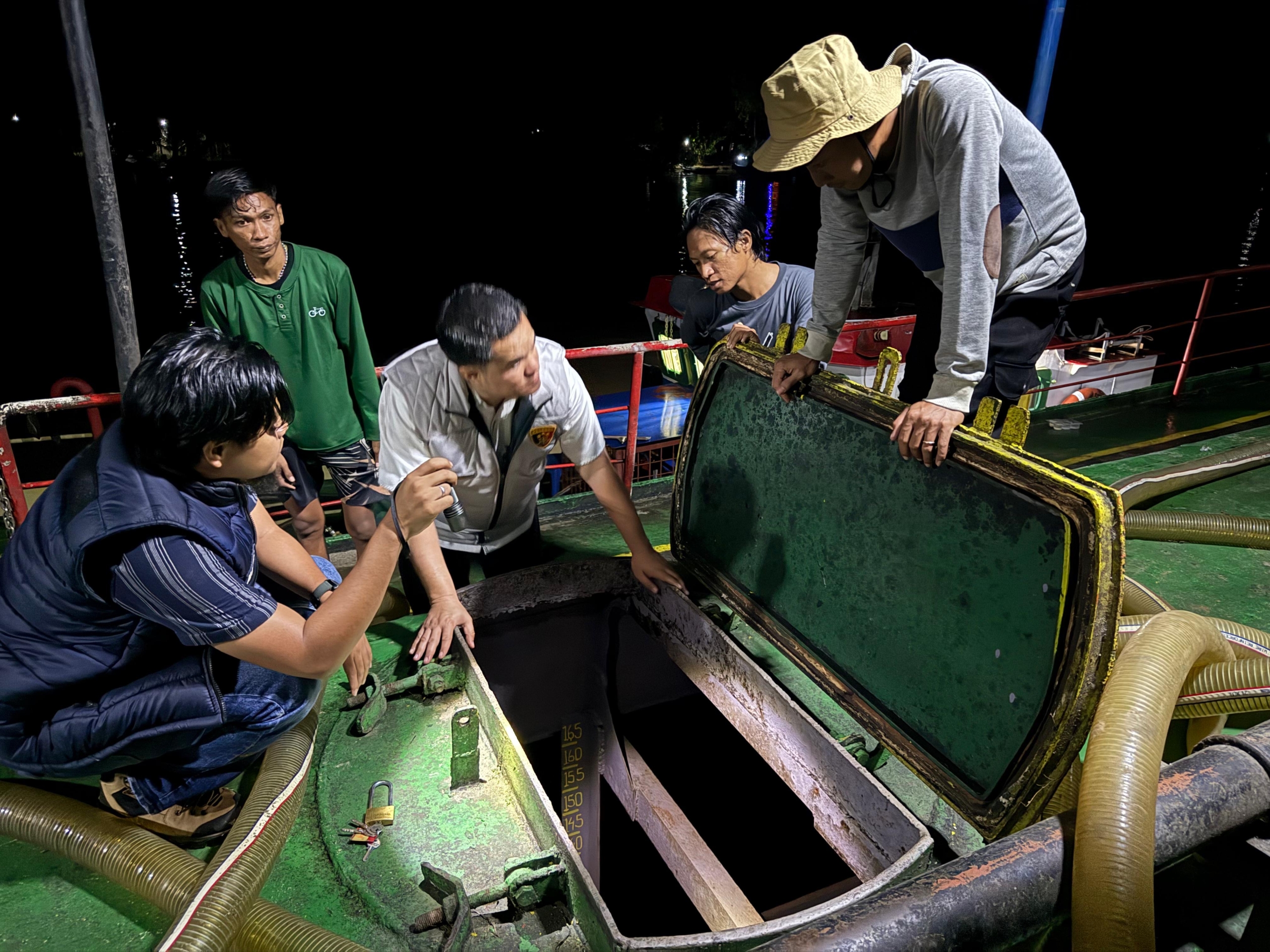 Operasi Gabungan Ditreskrimsus Polda Sumsel Hentikan Dua Kapal Pengangkut Solar Ilegal di Banyuasin, 82.000 KL BBM Diamankan
