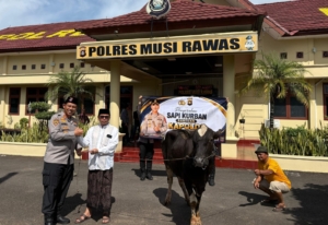 Wujud Kepedulian Sosial, Kapolda Sumsel Serahkan Hewan Kurban untuk Pesantren di Musi Rawas