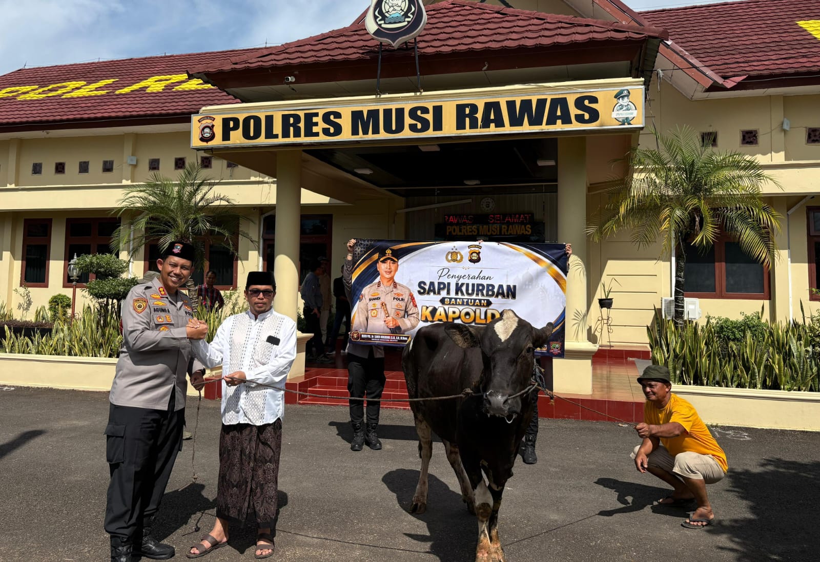 Wujud Kepedulian Sosial, Kapolda Sumsel Serahkan Hewan Kurban untuk Pesantren di Musi Rawas
