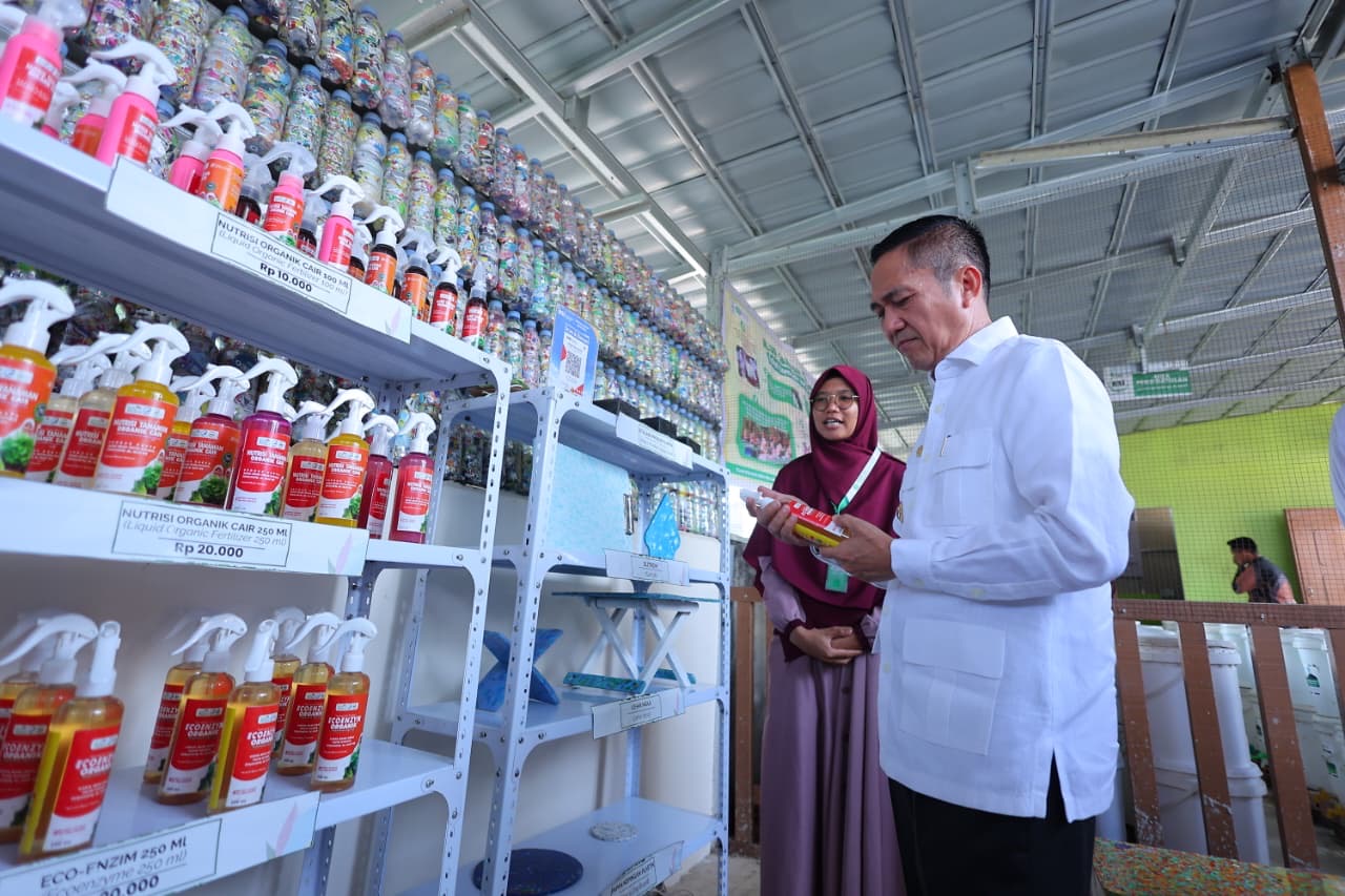 Wujudkan 1 Kelurahan 1 Bank Sampah, Walikota Palembang Ratu Dewa Serahkan Bantuan Sarpras ke 25 Bank Sampah Aktif