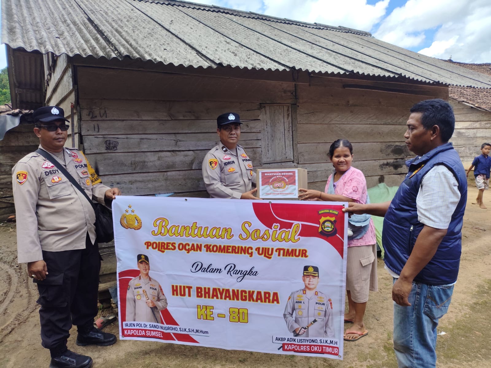 Polda Sumsel Perkuat Kesejahteraan Warga Melalui Distribusi 2.467 Paket Bansos di OKU Timur