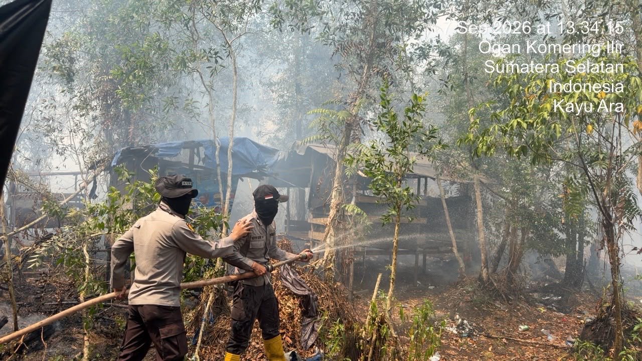 Operasi Aman Nusa II, Polda Sumsel Lakukan Pendinginan Karhutla di Kayu Ara