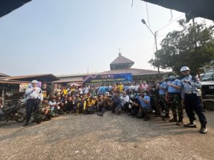 Peringati HUT ke 81 TNI, Lanud SMH Gelar Gerakan TNI Peduli Sampah di Pasar Alang-alang Lebar
