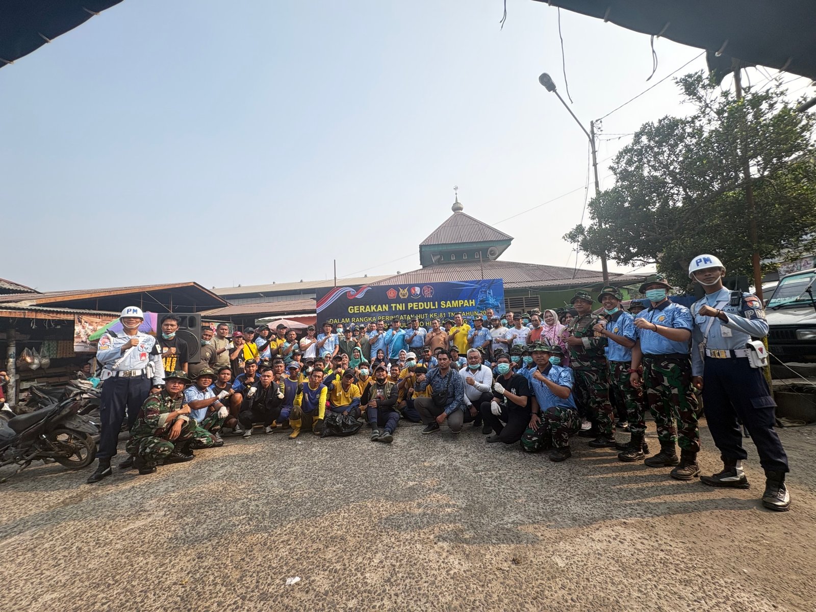 Peringati HUT ke 81 TNI, Lanud SMH Gelar Gerakan TNI Peduli Sampah di Pasar Alang-alang Lebar